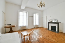 En CHARENTE MARITIME, A SAINT JEAN D'ANGELY (17), Maison de caractère à vendre 12 pièces  avec jardin, proche commerces