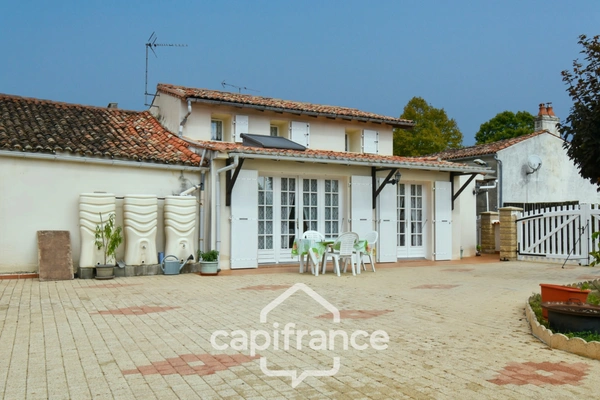 Maison à vendre 4 pièces MAZERAY (17) sur 900m² de jardin clos et 3 garages