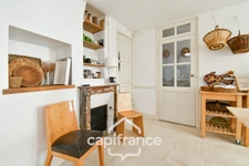 En CHARENTE MARITIME, A SAINT JEAN D'ANGELY (17), Maison de caractère à vendre 12 pièces  avec jardin, proche commerces