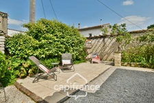 Renovated Charentaise house for sale, 6 rooms, COURCELLES (17), close to shops, with a surface area of 149m² with workshop and garden