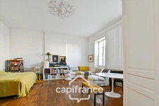 En CHARENTE MARITIME, A SAINT JEAN D'ANGELY (17), Maison de caractère à vendre 12 pièces  avec jardin, proche commerces
