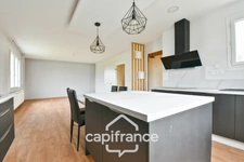 Fully renovated 6-room house for sale in SAINT JEAN D'ANGELY (17), close to shops, with garden and garage