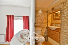 House for sale in Varaize (17), 6 rooms, Charentaise style, 136m², with garden and garage
