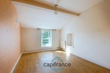 House for sale in VILLENEUVE LA COMTESSE (17) with 3 rooms, a 700m² enclosed garden, and a garage.