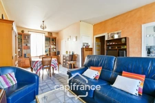 Single-storey house for sale in SAINT JEAN D'ANGELY (17) with 3 rooms, garden and garage, close to shops