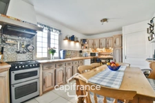 House for sale in Varaize (17), 6 rooms, Charentaise style, 136m², with garden and garage