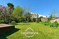 House for sale in Varaize (17), 6 rooms, Charentaise style, 136m², with garden and garage