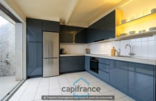 House for sale in VILLENEUVE LA COMTESSE (17) with 3 rooms, a 700m² enclosed garden, and a garage.