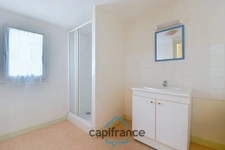 House for sale in VILLENEUVE LA COMTESSE (17) with 3 rooms, a 700m² enclosed garden, and a garage.