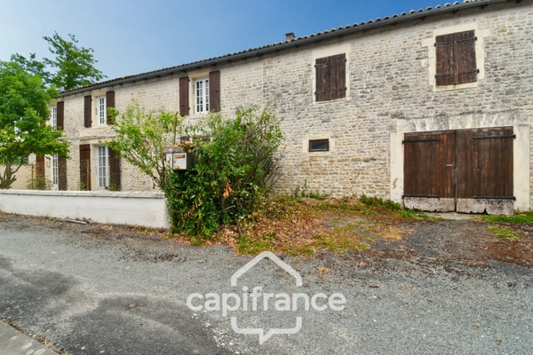 Maison en pierre à vendre 6 pièces SAINT PARDOULT (17) avec garage et atelier