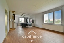Fully renovated 6-room house for sale in SAINT JEAN D'ANGELY (17), close to shops, with garden and garage