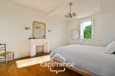 En CHARENTE MARITIME, A SAINT JEAN D'ANGELY (17), Maison de caractère à vendre 12 pièces  avec jardin, proche commerces