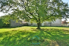 House for sale in VILLENEUVE LA COMTESSE (17) with 3 rooms, a 700m² enclosed garden, and a garage.
