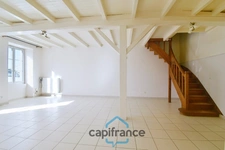 House for sale in VILLENEUVE LA COMTESSE (17) with 3 rooms, a 700m² enclosed garden, and a garage.