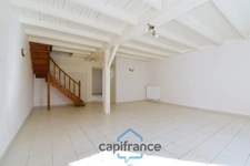 House for sale in VILLENEUVE LA COMTESSE (17) with 3 rooms, a 700m² enclosed garden, and a garage.