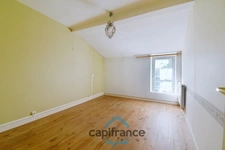 House for sale in VILLENEUVE LA COMTESSE (17) with 3 rooms, a 700m² enclosed garden, and a garage.