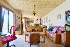 Single-story house for sale in Saint Jean d'Angely (17), 5 rooms on 800m² of land with garage