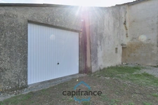 House for sale in VILLENEUVE LA COMTESSE (17) with 3 rooms, a 700m² enclosed garden, and a garage.