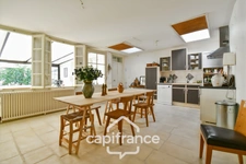 En CHARENTE MARITIME, A SAINT JEAN D'ANGELY (17), Maison de caractère à vendre 12 pièces  avec jardin, proche commerces