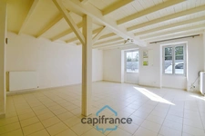 House for sale in VILLENEUVE LA COMTESSE (17) with 3 rooms, a 700m² enclosed garden, and a garage.