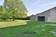 House for sale in VILLENEUVE LA COMTESSE (17) with 3 rooms, a 700m² enclosed garden, and a garage.