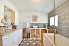 House for sale in Varaize (17), 6 rooms, Charentaise style, 136m², with garden and garage