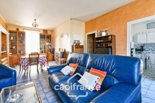 Single-storey house for sale in SAINT JEAN D'ANGELY (17) with 3 rooms, garden and garage, close to shops