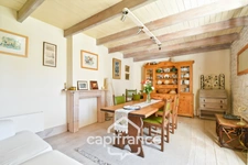 House for sale in Varaize (17), 6 rooms, Charentaise style, 136m², with garden and garage