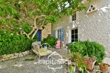 Renovated Charentaise house for sale, 6 rooms, COURCELLES (17), close to shops, with a surface area of 149m² with workshop and garden