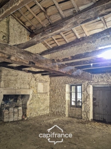 In Charente Maritime, in the town of LANDES (17380), a barn to renovate on 2313m² of wooded land. 