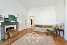 En CHARENTE MARITIME, A SAINT JEAN D'ANGELY (17), Maison de caractère à vendre 12 pièces  avec jardin, proche commerces