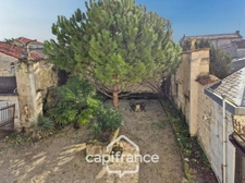 En CHARENTE MARITIME, A SAINT JEAN D'ANGELY (17), Maison de caractère à vendre 12 pièces  avec jardin, proche commerces