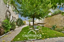 Maison de caractère à vendre, En Charente Maritime (17)centre ville SAINT JEAN D'ANGELY, 7 pièces avec jardin clos