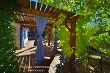 ROCBARON (83) - TRES JOLIE MAISON DE PLAIN PIED SUR 700 M² - 3 CHAMBRES - GRAND GARAGE - 2 CABANONS EN DUR