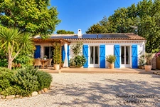ROCBARON (83) - TRES JOLIE MAISON DE PLAIN PIED SUR 700 M² - 3 CHAMBRES - GRAND GARAGE - 2 CABANONS EN DUR