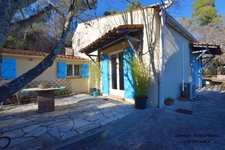 BESSE SUR ISSOLE (83) - SUPERB PROPERTY - 3 BEDROOM HOUSE - POTENTIAL - 1 GARAGE OF 20M² AND 1 OF 116M² - HUGE FLAT PLOT OF 10750M²