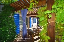 ROCBARON (83) - TRES JOLIE MAISON DE PLAIN PIED SUR 700 M² - 3 CHAMBRES - GRAND GARAGE - 2 CABANONS EN DUR