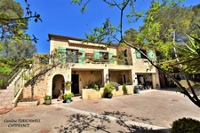 CUERS - VILLA STYLE MAS PROVENCAL 7 PIECES DONT 4 CHAMBRES ET 1 BUREAU - IMMENSE GARAGE - GRANDE REMISE - JARDIN PAYSAGE 2272 M² AVEC PISCINE, JACUZZI ET POOL HOUSE