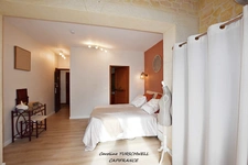 CUERS - PROVENCAL MAS STYLE VILLA 7 ROOMS INCLUDING 4 BEDROOMS AND 1 OFFICE - HUGE GARAGE - LARGE STORAGE - LANDSCAPED GARDEN 2272 M² WITH SWIMMING POOL, JACUZZI AND POOL HOUSE