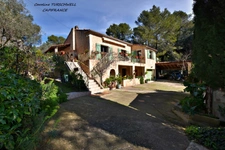 CUERS - PROVENCAL MAS STYLE VILLA 7 ROOMS INCLUDING 4 BEDROOMS AND 1 OFFICE - HUGE GARAGE - LARGE STORAGE - LANDSCAPED GARDEN 2272 M² WITH SWIMMING POOL, JACUZZI AND POOL HOUSE