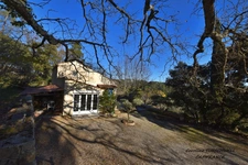 BESSE SUR ISSOLE (83) - SUPERB PROPERTY - 3 BEDROOM HOUSE - POTENTIAL - 1 GARAGE OF 20M² AND 1 OF 116M² - HUGE FLAT PLOT OF 10750M²