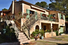 CUERS - PROVENCAL MAS STYLE VILLA 7 ROOMS INCLUDING 4 BEDROOMS AND 1 OFFICE - HUGE GARAGE - LARGE STORAGE - LANDSCAPED GARDEN 2272 M² WITH SWIMMING POOL, JACUZZI AND POOL HOUSE