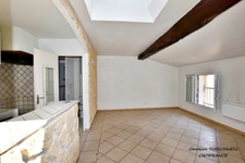 SOLLIES TOUCAS (83) - IMMEUBLE/MAISON DE VILLAGE DE 2 APPARTEMENTS + 1 LOCAL