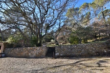 BESSE SUR ISSOLE (83) - SUPERB PROPERTY - 3 BEDROOM HOUSE - POTENTIAL - 1 GARAGE OF 20M² AND 1 OF 116M² - HUGE FLAT PLOT OF 10750M²