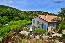 CAVALAIRE SUR MER (83) - PROPRIETE SANS TRAVAUX AVEC PISCINE - 1 MAISON PRINCIPALE ET 1 APPARTEMENT LOFT