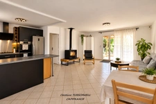 ROCBARON (83) - TRES JOLIE MAISON DE PLAIN PIED SUR 700 M² - 3 CHAMBRES - GRAND GARAGE - 2 CABANONS EN DUR