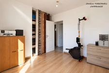 ROCBARON (83) - TRES JOLIE MAISON DE PLAIN PIED SUR 700 M² - 3 CHAMBRES - GRAND GARAGE - 2 CABANONS EN DUR