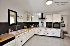 CUERS - PROVENCAL MAS STYLE VILLA 7 ROOMS INCLUDING 4 BEDROOMS AND 1 OFFICE - HUGE GARAGE - LARGE STORAGE - LANDSCAPED GARDEN 2272 M² WITH SWIMMING POOL, JACUZZI AND POOL HOUSE