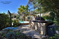 CUERS - PROVENCAL MAS STYLE VILLA 7 ROOMS INCLUDING 4 BEDROOMS AND 1 OFFICE - HUGE GARAGE - LARGE STORAGE - LANDSCAPED GARDEN 2272 M² WITH SWIMMING POOL, JACUZZI AND POOL HOUSE