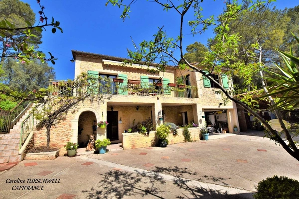 CUERS - VILLA STYLE MAS PROVENCAL 7 PIECES DONT 4 CHAMBRES ET 1 BUREAU - IMMENSE GARAGE - GRANDE REMISE - JARDIN PAYSAGE 2272 M² AVEC PISCINE, JACUZZI ET POOL HOUSE